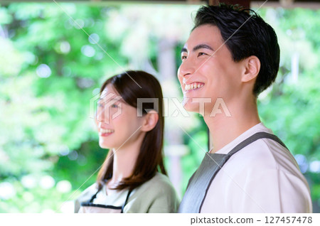 記錄了在日式房間的窗邊，一對微笑男女並肩而立，互相凝視對方的眼睛，度過平靜時光的場景。 127457478