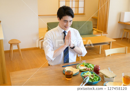 日本上班族吃早餐 127458120