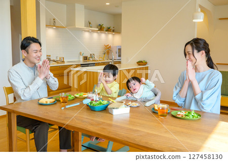 一個日本家庭在客廳吃飯 127458130