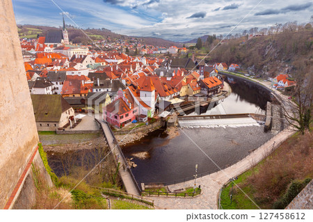 Vltava River and old town, Cesky Krumlov, Czech Republic 127458612