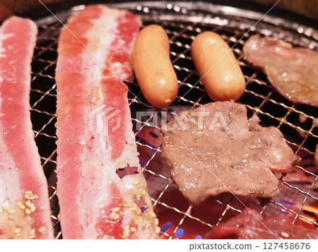 烤肉店的肉 127458676