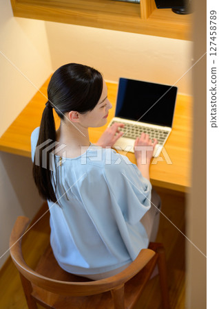 一位日本女性操作電腦的背影 127458789