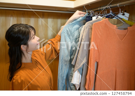 日本女性在步入式衣櫥裡挑選衣服 127458794