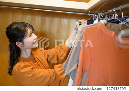 日本女性在步入式衣櫥裡挑選衣服 127458795