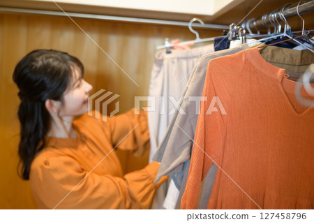 日本女性在步入式衣櫥裡挑選衣服 127458796