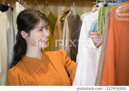 日本女性在步入式衣櫥裡挑選衣服 127458800
