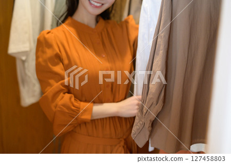 日本女性在步入式衣櫥裡挑選衣服 127458803