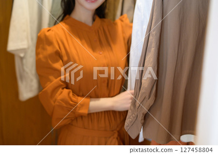 日本女性在步入式衣櫥裡挑選衣服 127458804