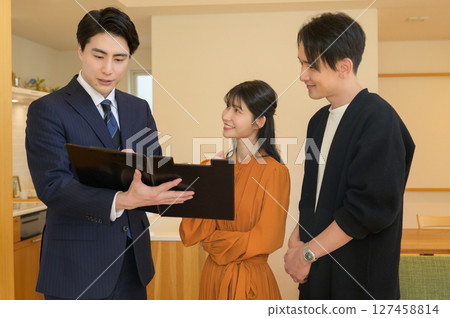 一對日本夫婦在看房時聽取房屋相關解釋 127458814