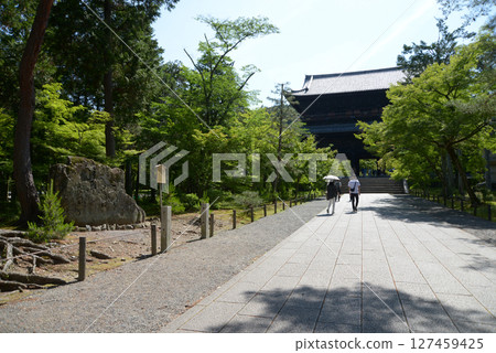 京都市左京區南禪寺、參道及三門的新綠 127459425