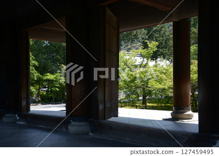 南禪寺：京都市左京區三門柱及新綠庭院 127459495