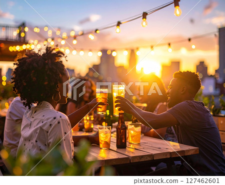 黃昏時分舉杯敬酒的男女 127462601