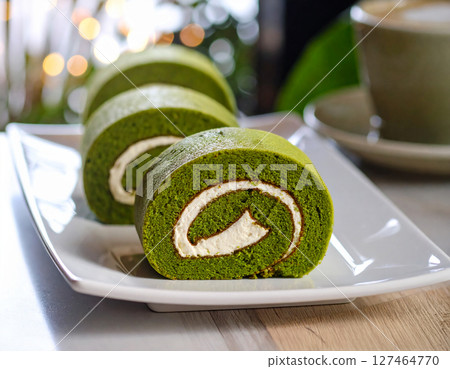 盤子上的瑞士卷 127464770