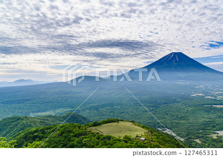 A spectacular view of Mt. Fuji and fresh greenery from Ryugatake, one of the 100 famous mountains in Yamanashi 127465311