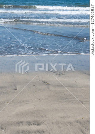 Waves crashing on Yuigahama Beach Waves crashing on Yuigahama Beach 127465957