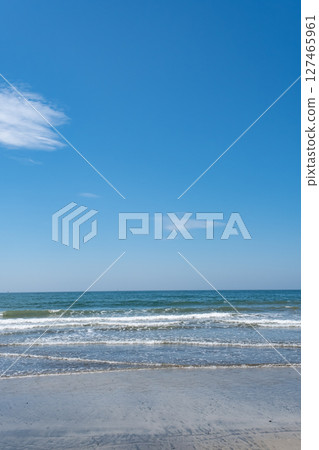 由比濱海灘的藍色大海和藍天 由比濱海灘的藍色大海和藍天 127465961