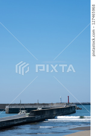 腰越漁港和燈塔的景色 127465968