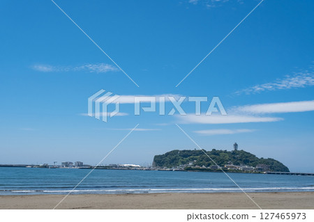 The blue sky and blue sea of Katase Higashihama Beach 127465973