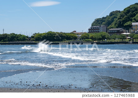 Waves at Katase Higashihama Beach 127465988