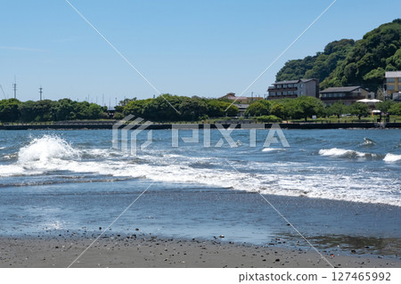 Waves at Katase Higashihama Beach 127465992