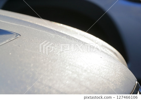 引擎蓋上的晨露 127466106