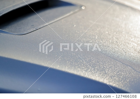 引擎蓋上的晨露 127466108