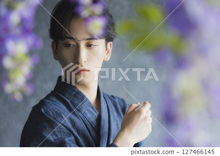 穿著浴衣的年輕人 穿著浴衣的年輕人 127466145