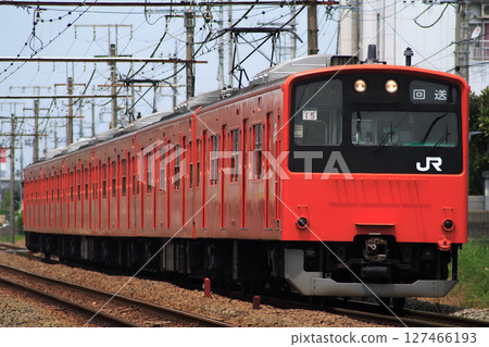 201系列列車空車駛入鄂木線。 127466193