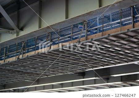 高架橋下的懸吊式鷹架 高架橋下的懸吊式鷹架 127466247