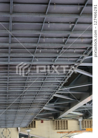 高架橋下的懸吊式鷹架 127466291