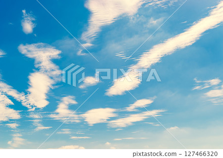 波浪狀的雲散落在藍天上 a-3 添加了暖色 波浪狀的雲散落在藍天上 a-3 添加了暖色 127466320