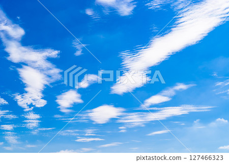 波浪狀的雲散落在藍天 b-2 高飽和對比度 127466323