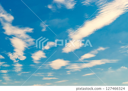 波浪狀的雲散落在藍天上 b-3 添加暖色 波浪狀的雲散落在藍天上 b-3 添加暖色 127466324