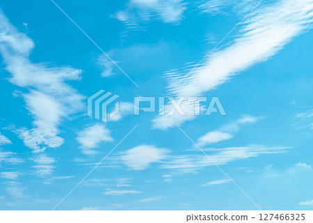 波浪雲散佈在藍天 b-4 淺色 127466325