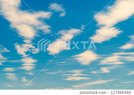 波浪狀的雲散落在藍天上 g-3 添加暖色 波浪狀的雲散落在藍天上 g-3 添加暖色 127466560