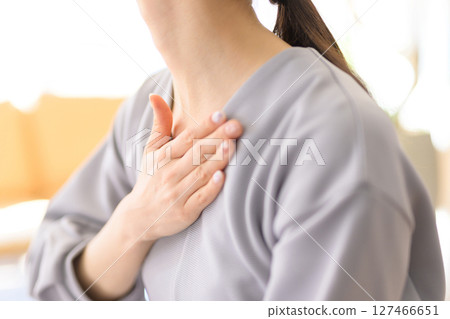 痛苦的女人姿勢 127466651