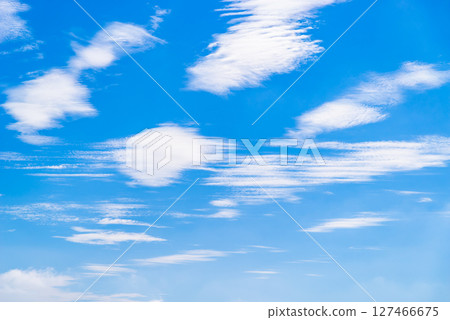 波浪狀的雲散落在藍天中 h-2 高飽和對比度 波浪狀的雲散落在藍天中 h-2 高飽和對比度 127466675