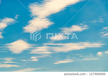 波浪狀的雲散落在藍天 i-3 添加暖色 127466680