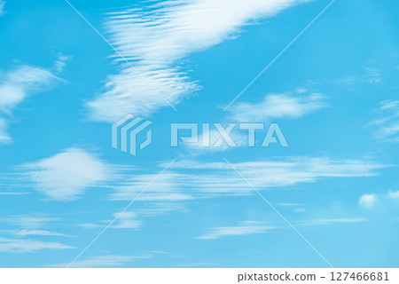 波浪狀的雲朵散佈在藍天中 i-4 淺色 波浪狀的雲朵散佈在藍天中 i-4 淺色 127466681