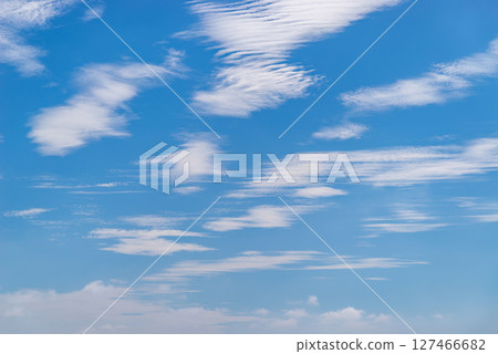 藍天中散落的波浪雲j-1 藍天中散落的波浪雲j-1 127466682