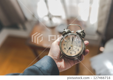手中拿著的古董鬧鐘 127466718