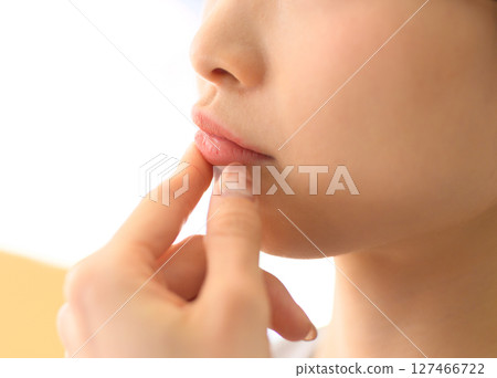 有思想的女人的肖像 127466722