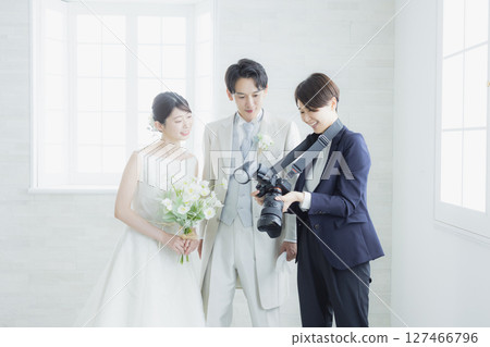 新娘和新郎與婚禮攝影師 新娘和新郎與婚禮攝影師 127466796