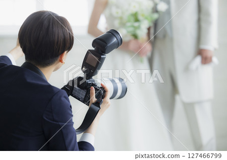 新娘和新郎與婚禮攝影師 127466799