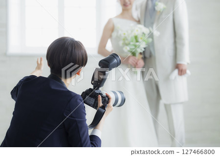 新娘和新郎與婚禮攝影師 127466800