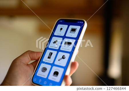 一名男子手持智慧型手機（螢幕是為拍攝而製作的原創畫面） 127466844