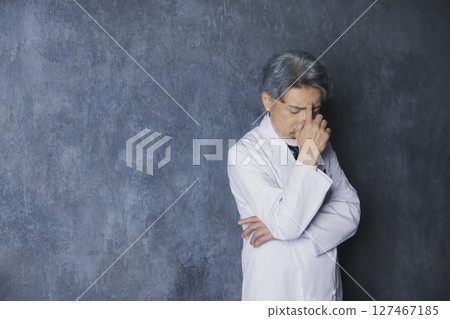 頭髮花白的醫生 127467185