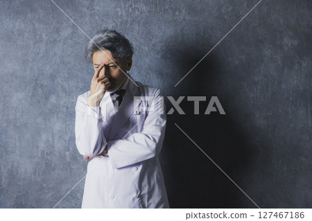 頭髮花白的醫生 127467186