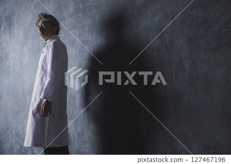 頭髮花白的醫生 頭髮花白的醫生 127467196