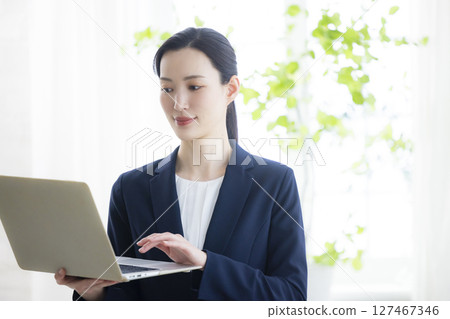 帶筆記本電腦的微笑女商人 127467346